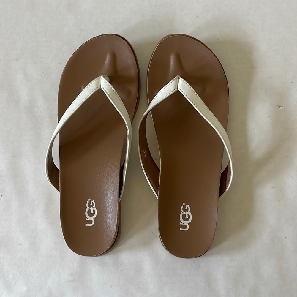 UGG Flipflops kids size 4